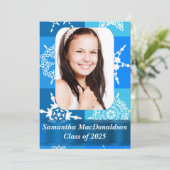 Blaue Schneeflockenmuster Foto Abschluss Einladung (Stehend Vorderseite)