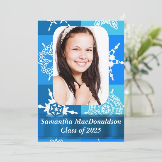 Blaue Schneeflockenmuster Foto Abschluss Einladung (Stehend Vorderseite)