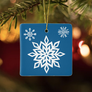 Blaue Schneekristalle Klassisches Winterweiß Keramikornament