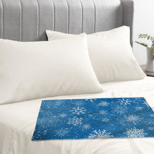 Blaue Schneekristalle Klassisches Winterweiß Kissenbezug