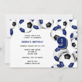 Blaue schwarze Fußballbälle Kindergeburtstag Party Einladung (Vorderseite)