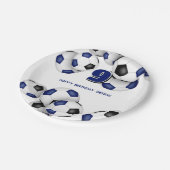 Blaue schwarze Fußballbälle Kindergeburtstag Party Pappteller (Schrägansicht)