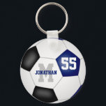 Blaue schwarze Mannschaft Farben Jungs Fußball Schlüsselanhänger<br><div class="desc">Dieses Team farbenfrohe Fußball-Schlüsselanhänger für Jungen und Mädchen zeichnet sich durch das realistische Bild eines Fußball-Balls mit blauen,  schwarzen und weißen Panels aus - passen Sie den Namen,  die Monogrammnummer und die Trikotnummer des Spielers an - von katz_d_zynes</div>