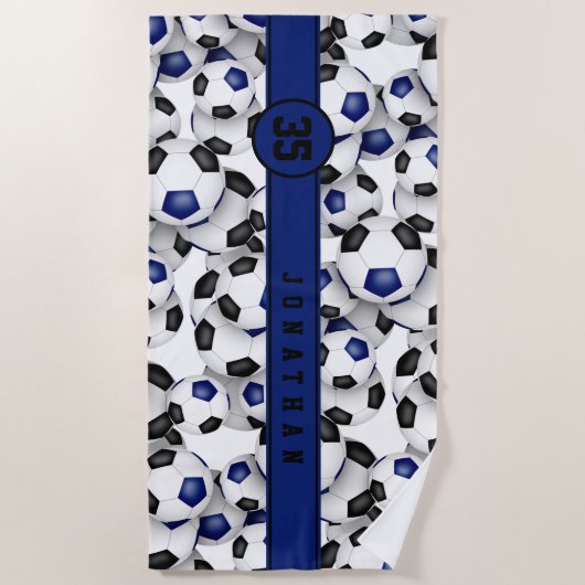 Blaue schwarze Mannschaftsfarben Fußbälle Muster Strandtuch (Vorderseite)