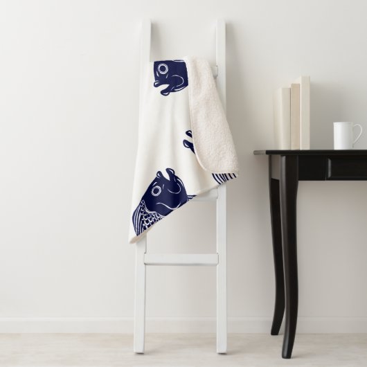 Blaue Seefischköpfe der Marine | Monogramm Sherpadecke (Beispiel)