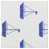 Blaue Segelboote auf Weiß Stoff (Nahaufnahme)