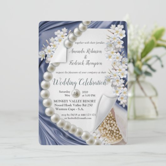 Blaue Seide & Elfenbeinperlen Hochzeit Einladung (Stehend Vorderseite)