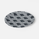 Blaue Seigaiha-Wellenmuster Pappteller (Schrägansicht)