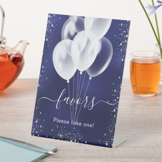 Blaue Silberballons für den Glitzer Sockelschild (In Situ)