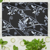 Blaue silberne Blumen-Reben auf Schwarzem Geschirrtuch (Gefaltet)