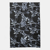 Blaue silberne Blumen-Reben auf Schwarzem Geschirrtuch (Vertikal)