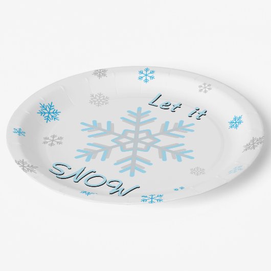 Blaue silberne graue Schneeflocken Lass es schneie Pappteller (Schrägansicht)