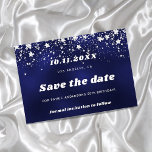 Blaue Silbersterne der Geburtstagsnacht rettend Da Save The Date<br><div class="desc">Ein Save the Date für eine 50. Geburtstagsfeier (oder jedes Alter). Ein marineblau gefärbter Hintergrund. Die blaue Farbe ist ungleichmäßig. Dekoriert mit Imitaten silberne Sterne. Für ihn und sie.</div>