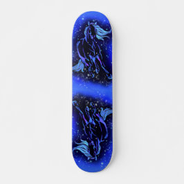 Blaue Skateboardpferde in der frühen Nacht Skateboard