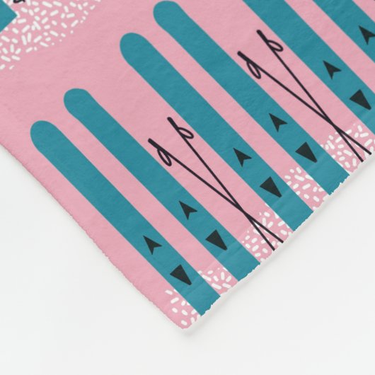 Blaue Skier auf rosa Decke (Ecke)