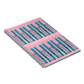 Blaue Skier auf rosa Notizbuch Notizblock (Rechte Seite)