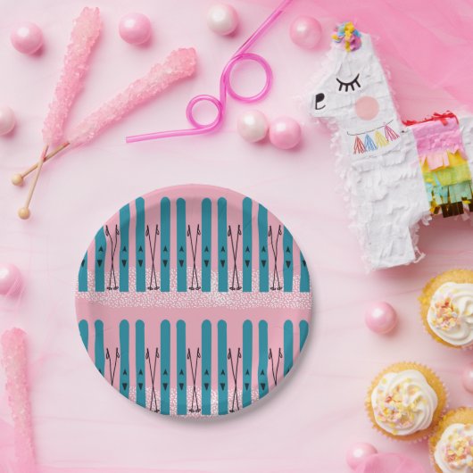 Blaue Skier auf Schnee & rosa Hintergrund Pappteller (Party)