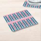 Blaue Skier auf Schnee & rosa Hintergrund Rechteckiger Pappuntersetzer (angewinkelt)