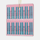 Blaue Skier mit Schnee darauf Keramikornament (Links)