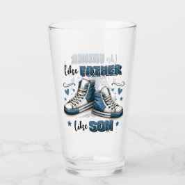 Blaue Sneakers wie Vater, wie Sohn Glas