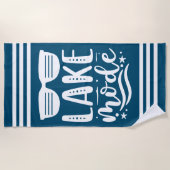 Blaue Sommersonnenbrille im Lake Mode Stripes Strandtuch (Vorderseite)