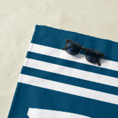 Blaue Sommersonnenbrille im Lake Mode Stripes Strandtuch (Beispiel)