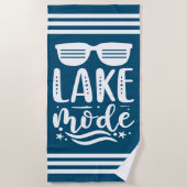 Blaue Sommersonnenbrille im Lake Mode Stripes Strandtuch (Vorderseite)