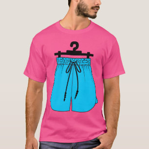 Blaue Sportshorts oder Trainingshosen auf einem Kl T-Shirt