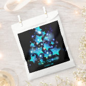 Blaue Sterne auf dem schwarzen Weihnachtsbaum Geschenktütchen (Ausgeschnitten)