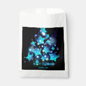 Blaue Sterne auf dem schwarzen Weihnachtsbaum Geschenktütchen (Vorderseite)
