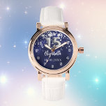 Blaue Sterne der Königsnacht Armbanduhr<br><div class="desc">Quinceañera Geschenk. Eine marineblau Hintergrundfarbe mit Imitaten silbernen Sternen. Die blaue Farbe ist ungleichmäßig. Fügen Sie einen Namen,  ein Datum hinzu.</div>