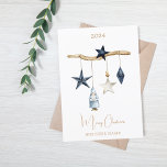 Blaue Sterne Gnome Weihnachten<br><div class="desc">Weißer Hintergrund,  braunes Holz,  blau-weiße Weihnachtsdekoration. Blau-weiße Sterne und eine blaue Gnome Frau. Frohe Weihnachten geschrieben mit einem trendigen Handgriff Stil Skript. Zurück: Fügen Sie Ihre Nachricht und Ihr Firmenlogo hinzu.</div>