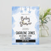 Blaue Sterne und Wolken Babydusche Einladung (Stehend Vorderseite)