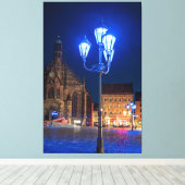 Blaue Straßenbeleuchtung in Nürnberg, Deutschland Leinwanddruck (Insitu (Holzboden))