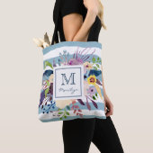 Blaue Streifen, BlumenAquarell gemaltes Monogramm Tasche (Von Nahem)