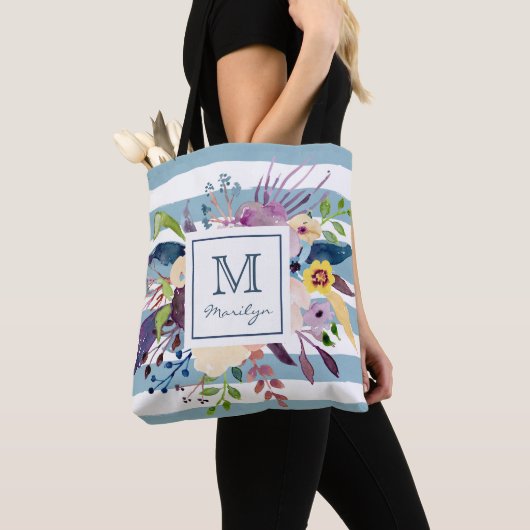 Blaue Streifen, BlumenAquarell gemaltes Monogramm Tasche (Von Nahem)