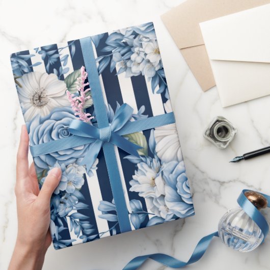 Blaue Streifen Blumengeburten Geschenkpapier (Schenken)