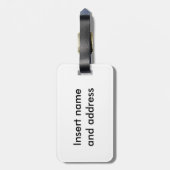 Blaue Streifen des playful schwarzen Labradors des Gepäckanhänger (Rückseite vertikal)