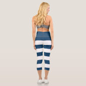 Blaue Streifen, weiße Streifen, gestreiftes Muster Capri Leggings (Rückseite)
