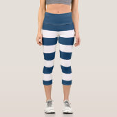 Blaue Streifen, weiße Streifen, gestreiftes Muster Capri Leggings (Vorderseite)