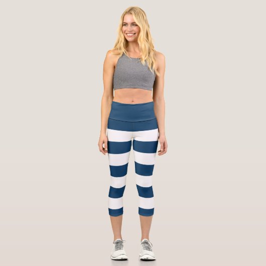 Blaue Streifen, weiße Streifen, gestreiftes Muster Capri Leggings (Vorderseite)