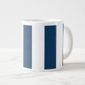 Blaue Streifen, weiße Streifen, gestreiftes Muster Jumbo-Tasse (Vorderseite Rechts)