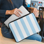 Blaue Streifen, weiße Streifen, gestreiftes Muster Laptopschutzhülle<br><div class="desc">Elegante,  stilvolle und raffinierte Streifen in Blau und Weiß. Modernes und trendiges Geschenk,  perfekt für die Streifen Liebhaber in Ihrem Leben.</div>