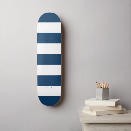 Blaue Streifen, weiße Streifen, gestreiftes Muster Skateboard (Wandkunst)