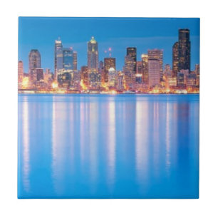 Blaue Stundenansicht von im Stadtzentrum gelegenem Fliese