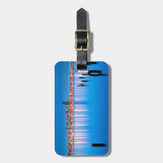 Blaue Stundenansicht von im Stadtzentrum gelegenem Gepäckanhänger (Vorderseite vertikal)