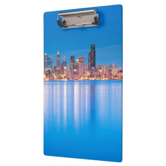 Blaue Stundenansicht von im Stadtzentrum gelegenem Klemmbrett (Links)