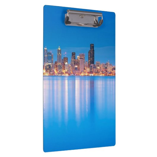 Blaue Stundenansicht von im Stadtzentrum gelegenem Klemmbrett (Rechts)