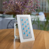 Blaue Tabletten bei einer Packung Einladung