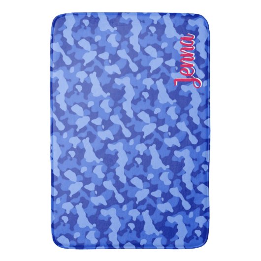 Blaue Tarnung mit rotem Monogramm Badematte (Vorderseite Vertikal)